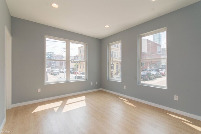 Building Photo - 6 br, 5 bath Triplex - 1507 W OXFORD ST Un...