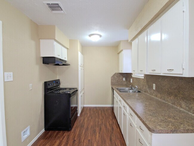 Building Photo - 14826 Weil Pl