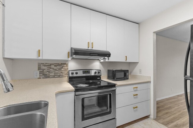 Building Photo - Pet-Friendly 2-Bed Gem | Steps from Leeward CC