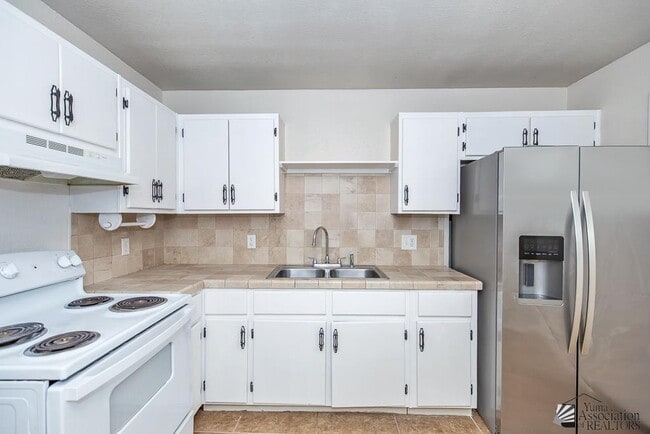 Building Photo - 605 S El Prado Rd