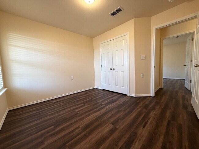 Building Photo - Charming 3-Bed, 2-Bath Spacious Home in Fox Den!