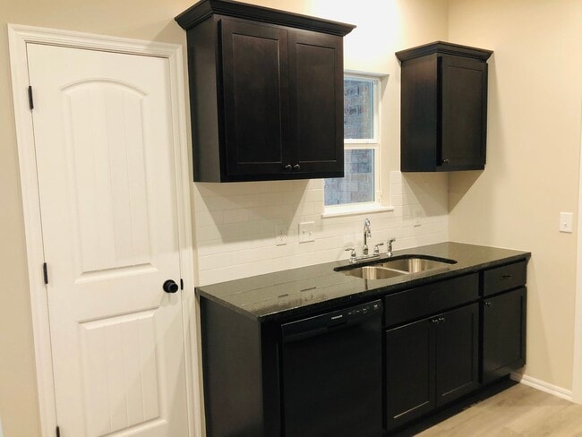 Building Photo - 3 BED 2 BATH 2 car garage DUPLEX great location, granite, luxury vinyl plank and fenced back yards!