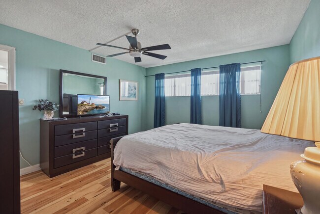 Building Photo - 9420 S Hollybrook Lake Dr
