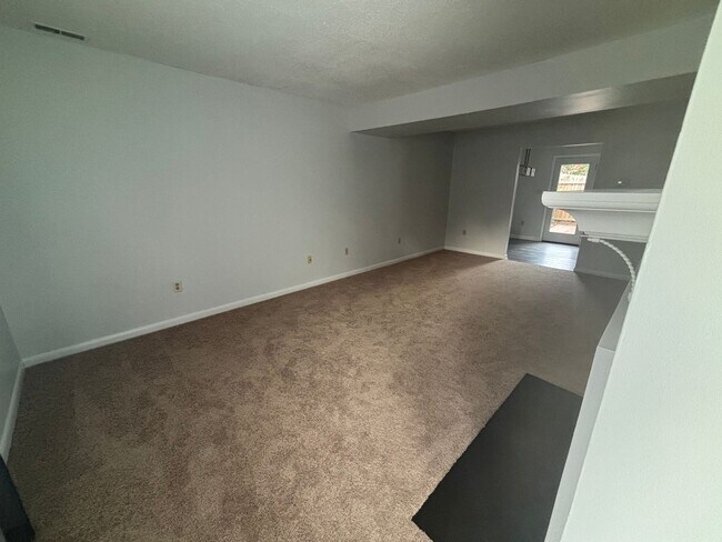 Building Photo - Charming 3 Bedroom 1.5 Bathroom Newport Ne...