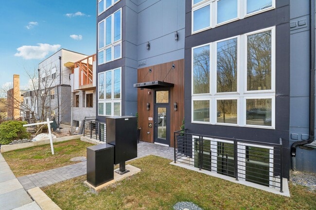 Building Photo - 2213 M St NE