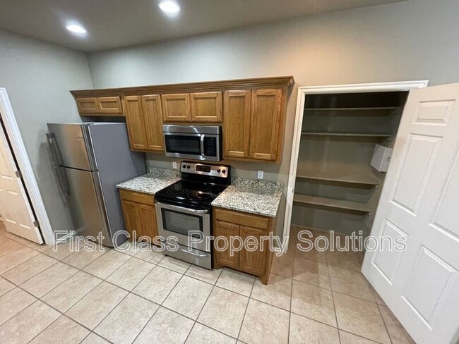 Building Photo - 400 N Willowood Dr