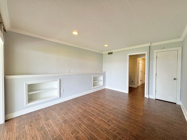 Building Photo - Lake Hartridge Condo - Two Levels with Water Views