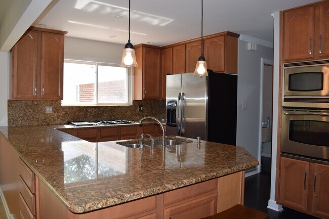 Building Photo - BEAUTIFULLY RENOVATED AND SPACIOUS COLONIA...