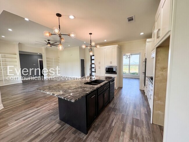 Building Photo - 4-Bed/3.5Bath Home/Available Now!