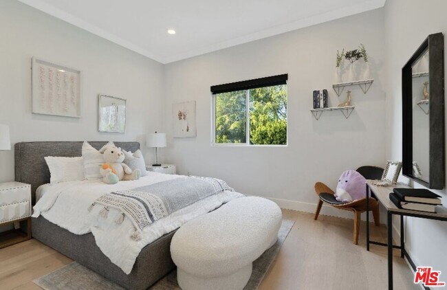 Building Photo - 19148 W Oxnard St