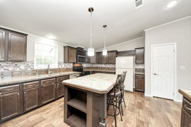 Building Photo - 4000 Mustang Rd