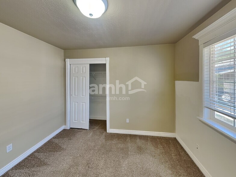 Building Photo - 1403 E 820 S