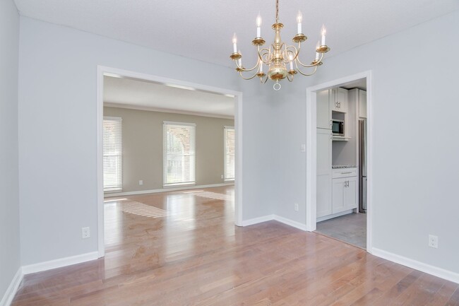 Building Photo - Great Location 4 Bedroom