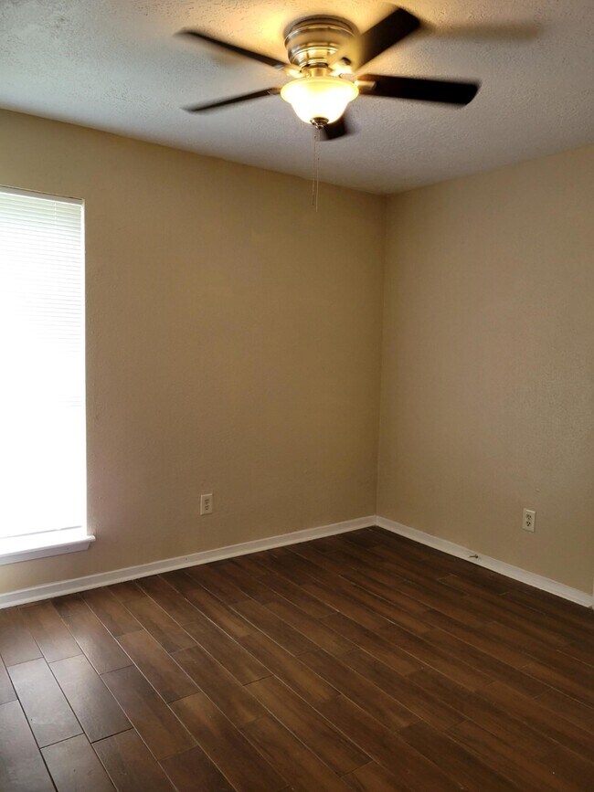 Building Photo - 11002 Longtom Ct