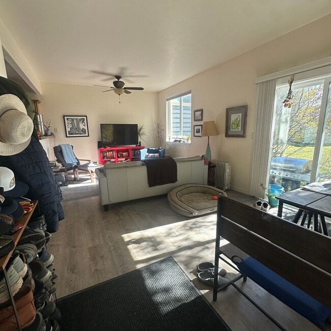 Building Photo - Spacious  3 bedroom 2.5 bathroom townhouse