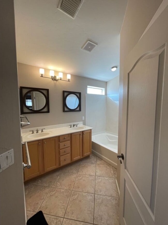 Building Photo - Available in JULY, Single story 3bd/ 2bath...