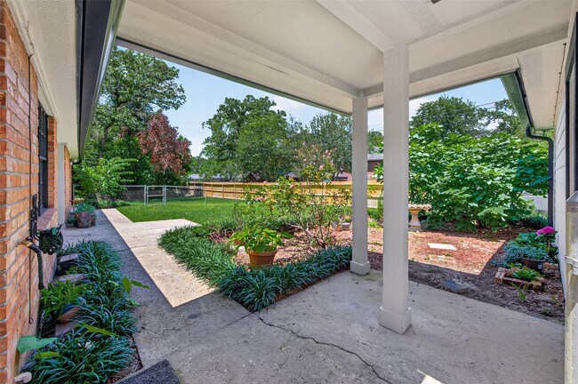 Building Photo - 105 Glenmora Ct