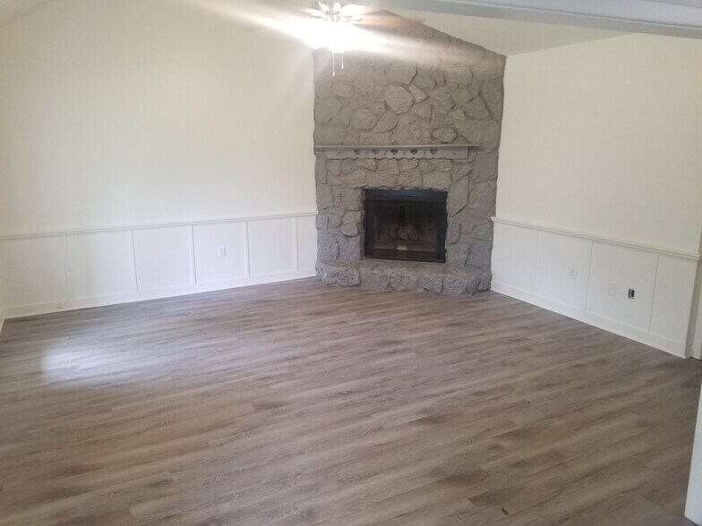 Building Photo - 203 bent creek circle south