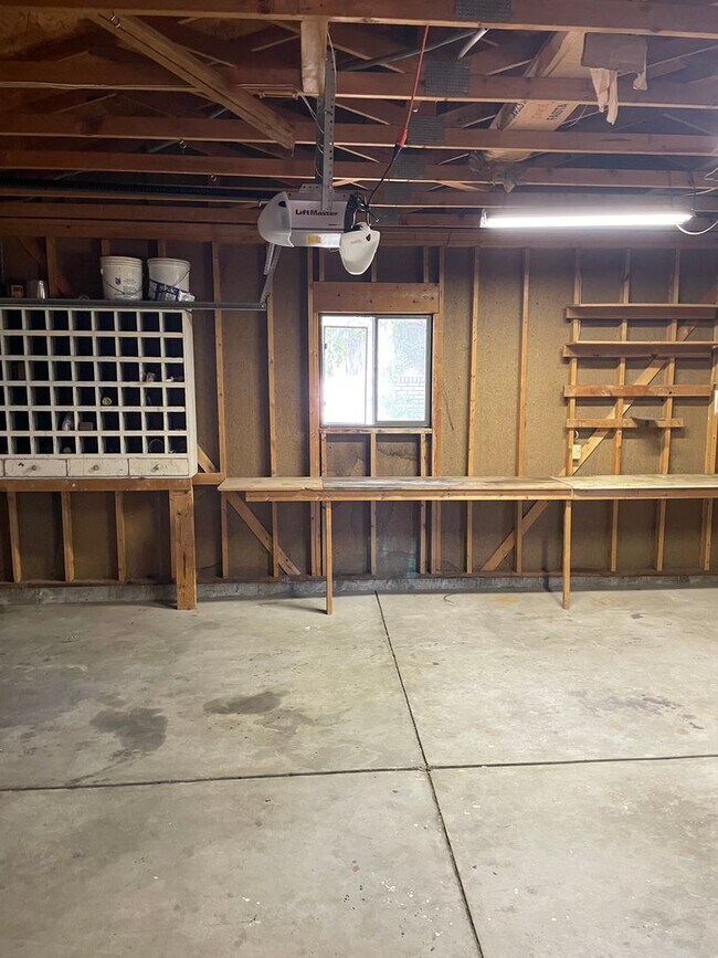 Building Photo - 2143 Ryeland Ln