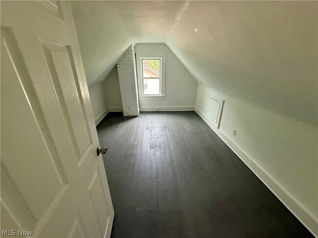 Building Photo - 895 Beardsley St