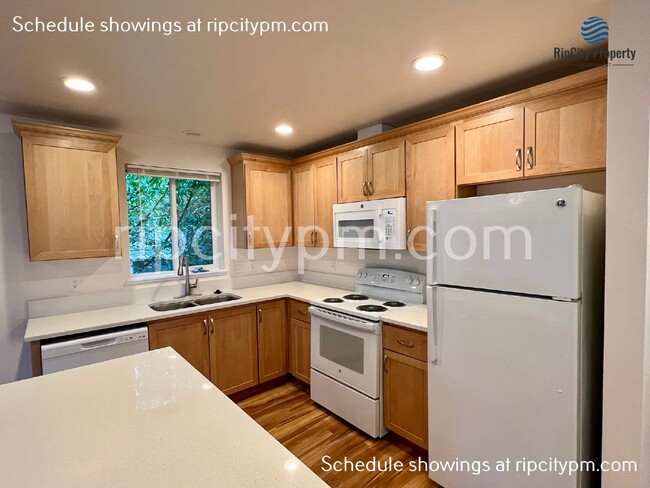 Building Photo - Free Rent! Remodeled 3-Bedroom, 2-Bath Top...