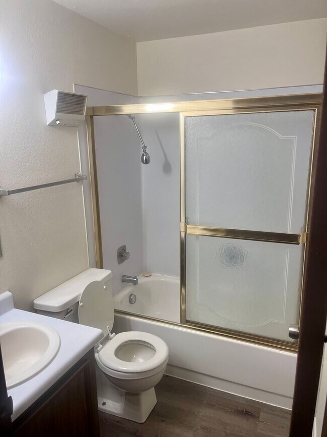 Building Photo - Single level top floor 1 bed Flat w/Covere...