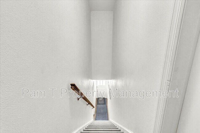 Building Photo - 736 E 45th St