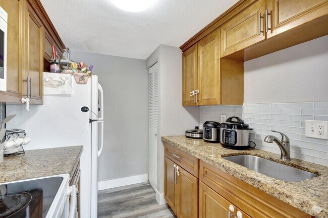 Building Photo - 2110 Sherwood Forest Blvd