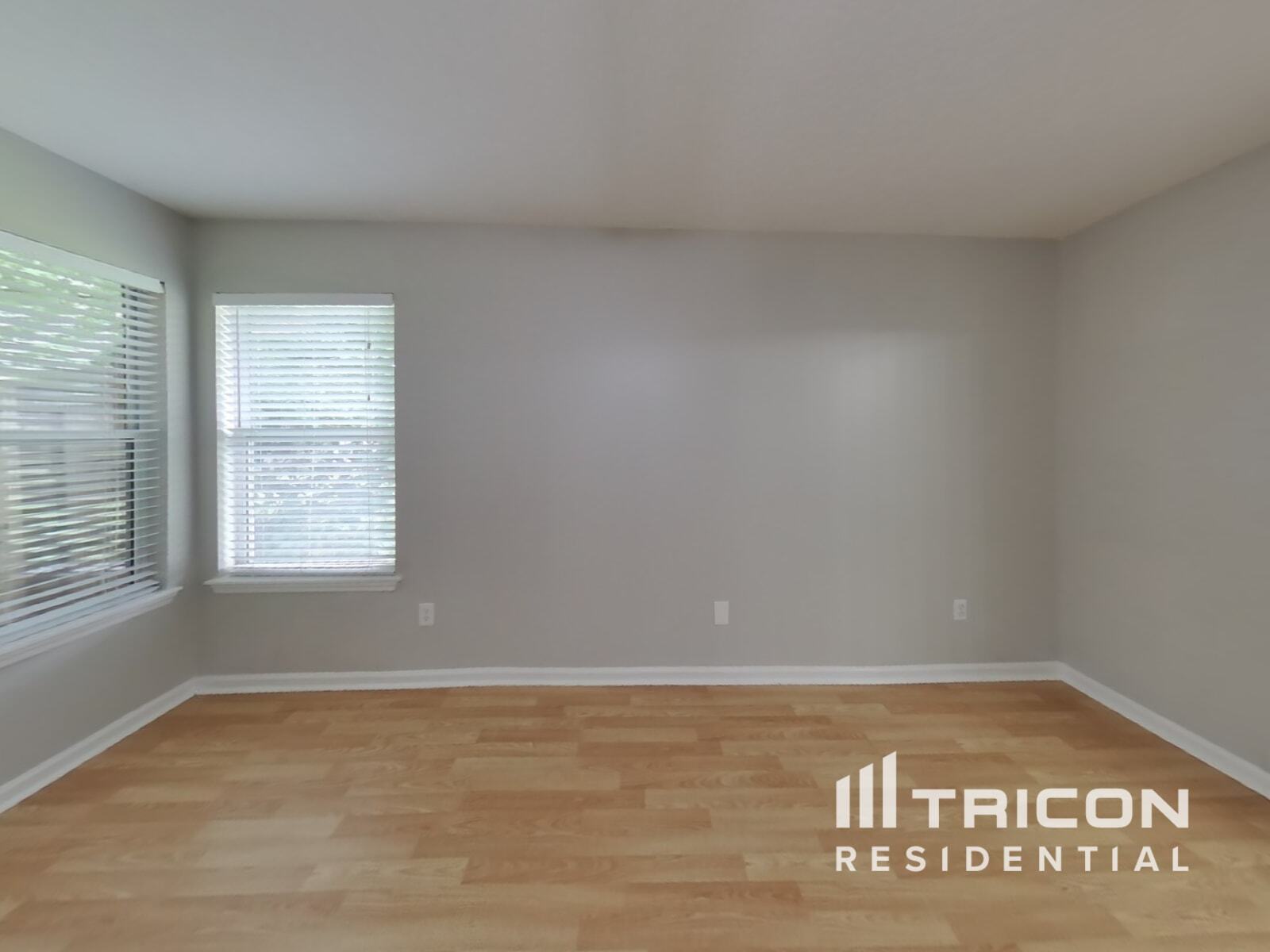 Building Photo - 2492 Bentwater Dr W