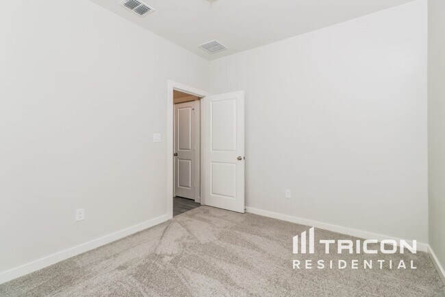 Building Photo - 628 Lindheimer Ln