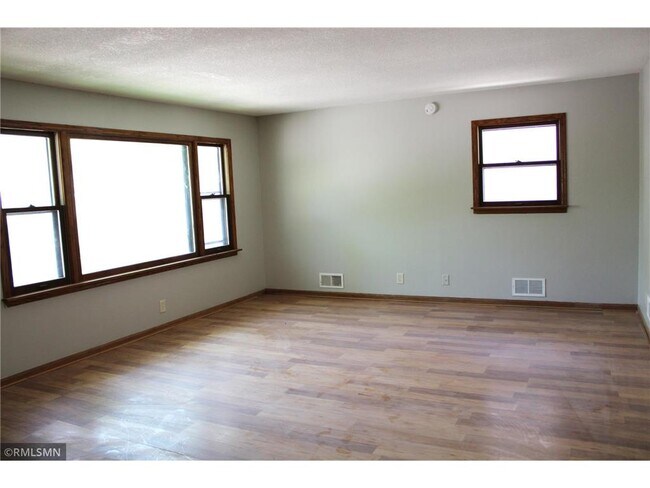 Building Photo - 747 Tuscarora Ave W