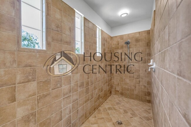 Building Photo - Beautiful Executive Home w/ Pool on 1/2 Ac...
