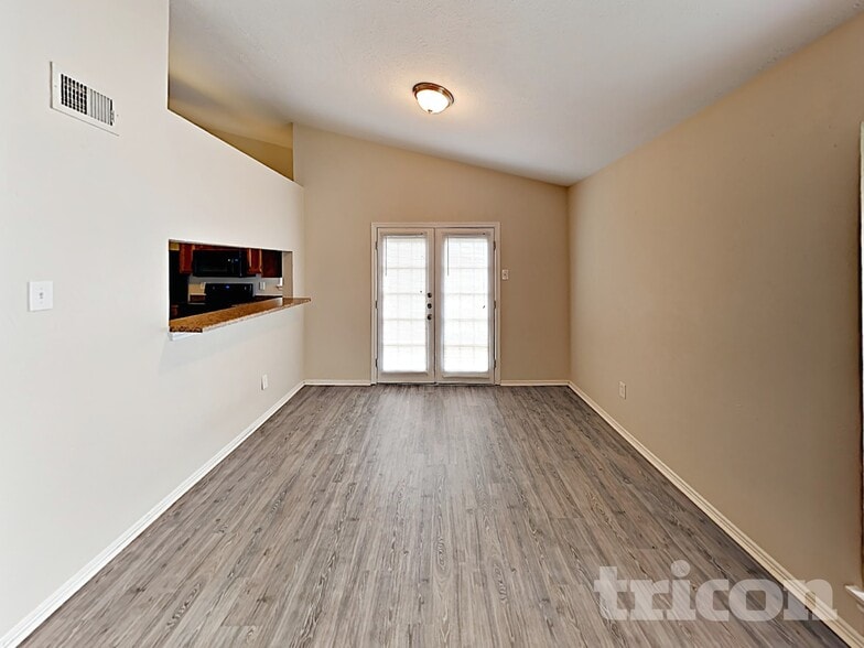 Building Photo - 7811 Bluff Trail Dr