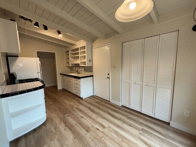 Building Photo - 3/1 in East Davis, New windows, new floors, new paint!