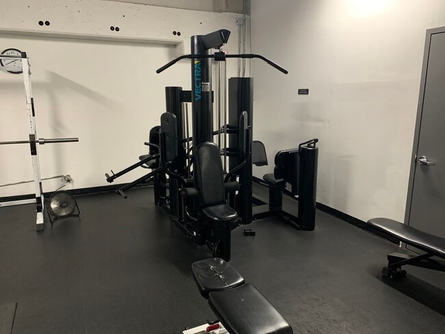 Building Photo - 1212 N La Salle Dr