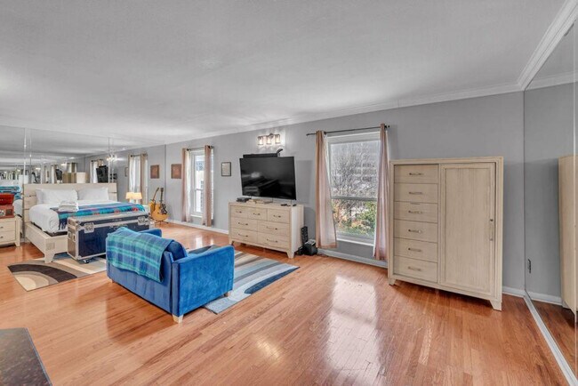 Building Photo - 11 Music Square E