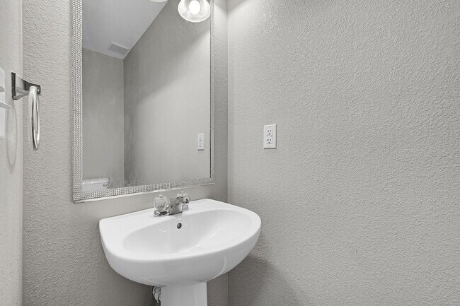 Building Photo - $2,695.00, 3 bed, 2.5 bath located in Denver.