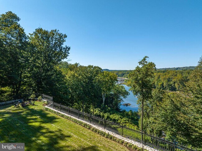 Building Photo - 612 Rivercrest Dr