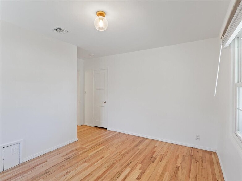Building Photo - 15460 Sylvan St