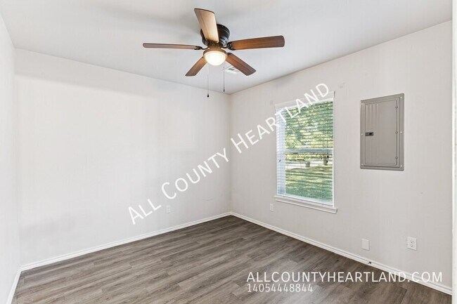 Building Photo - 307 W Wallace St