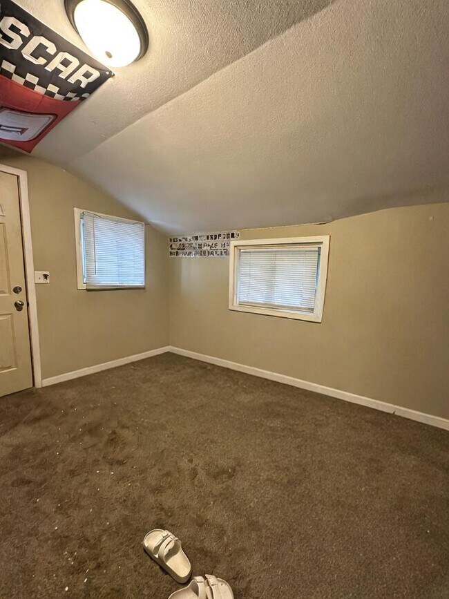 Building Photo - Amazing 3 Bed 1 Bath near UWEC! Available June 1st