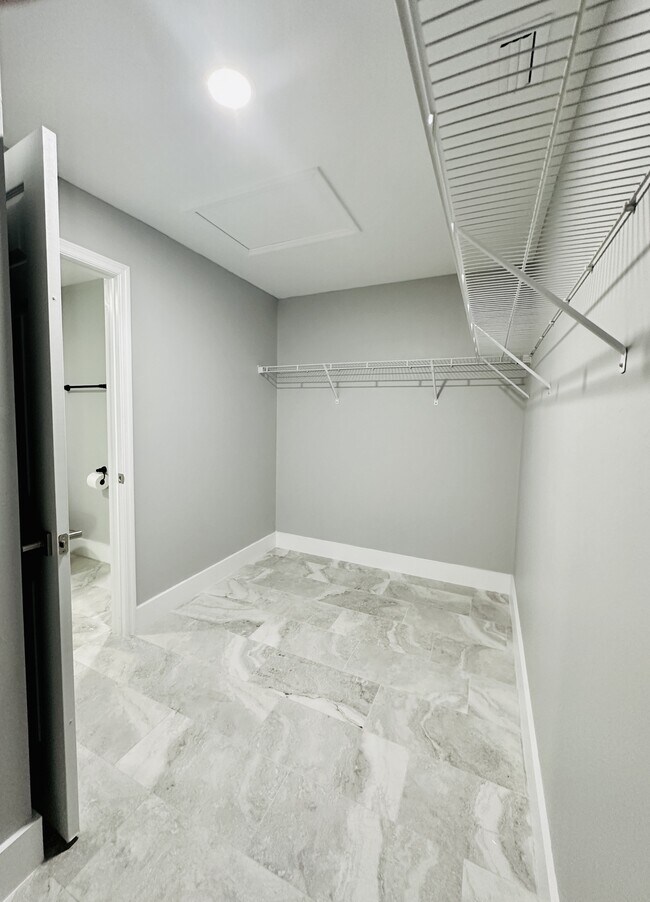 Building Photo - 489 Lenox Ave
