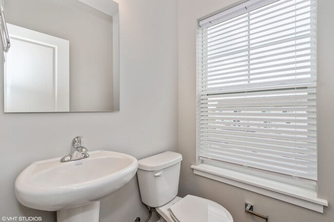 Building Photo - Big Ben Townhomes - 2 Bedroom/1.5 Bathroom