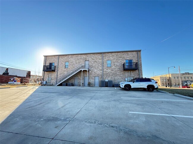 Building Photo - 326 N Main St