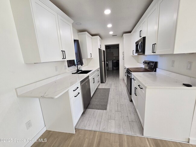 Building Photo - 2417 Colonial Dr