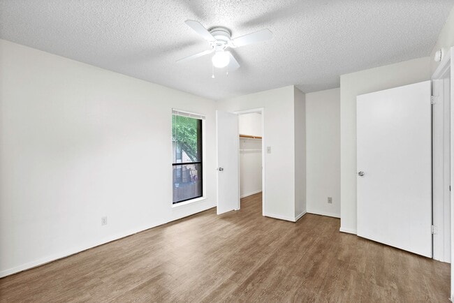 Building Photo - Spacious 2 Bedroom Apartment - Parking - Near Bus Route!