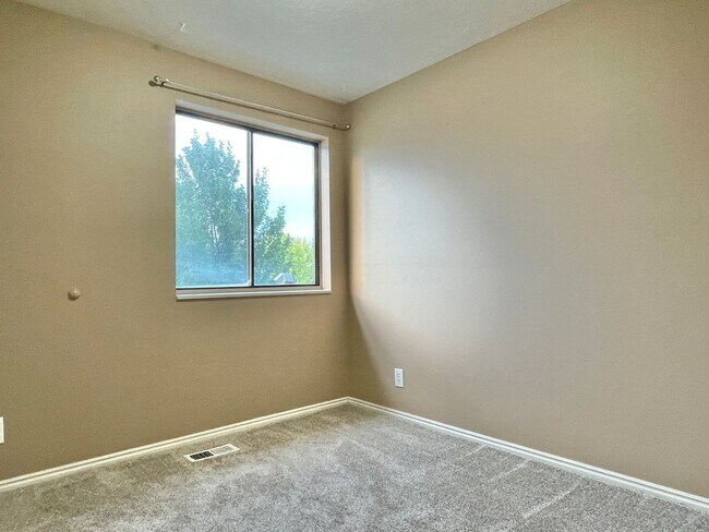 Building Photo - Cozy West Valley Home For Rent!