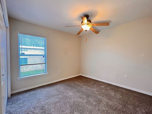 Building Photo - Spacious Three-Bedroom Home in Savannah Estates