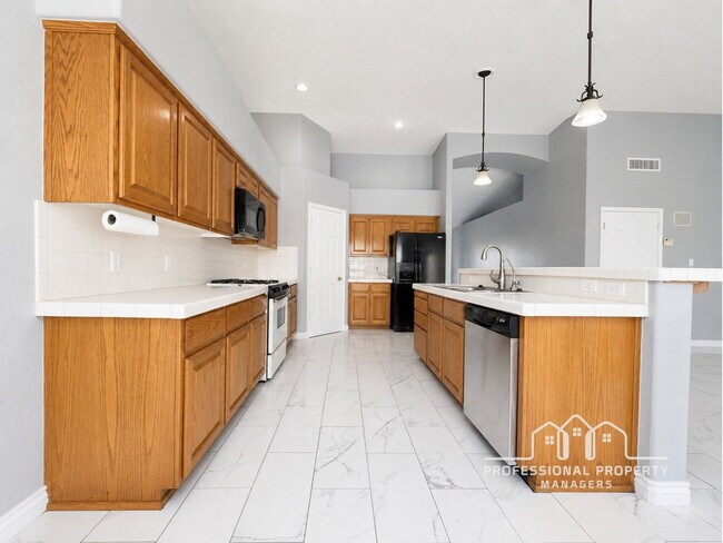 Building Photo - 4-bedroom, 3-bathroom home in Parkway Place