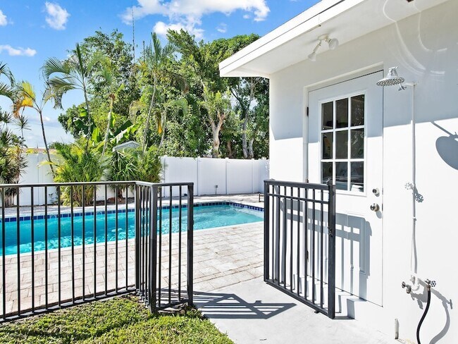 Building Photo - 413 NE 25th Ave